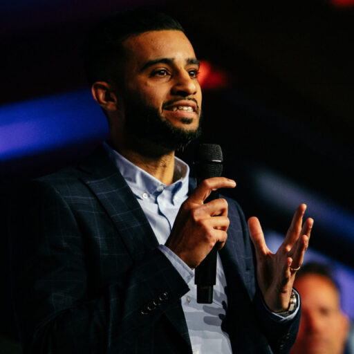 Ashwin, trainer bij Body Signals Academy, tijdens een keynote